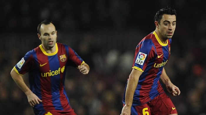 BARCELONA, SPAIN - JANUARY 12:  Xavi Hernandez of FC Barcelona (R) and his teammate Andres Iniesta in action during the Copa del Rey quarter final first leg match between FC Barcelona and Betis at Camp Nou on January 12, 2011 in Barcelona, Spain. Barcelona won 5-0.  (Photo by David Ramos/Getty Images)