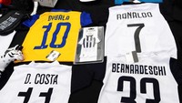 Jersey Ronaldo di tengah jajaran jersey rekan-rekan barunya di Juventus tengah dijajakan di sebuah toko di Turin. (Foto: Massimo Pinca/Reuters)