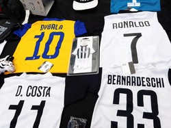 Jersey Ronaldo di tengah jajaran jersey rekan-rekan barunya di Juventus tengah dijajakan di sebuah toko di Turin. (Foto: Massimo Pinca/Reuters)