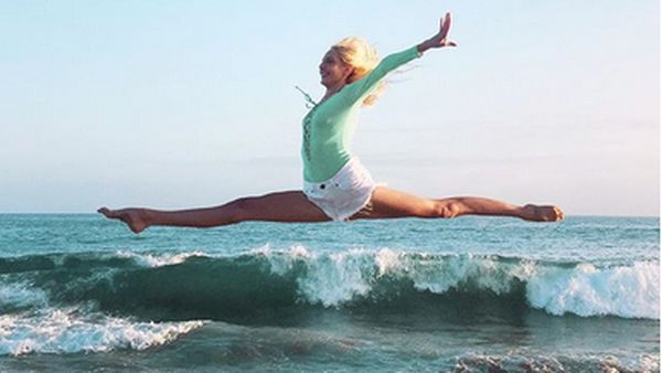 Kenalin Caitlin Turner, Selebgram yang Hobi Yoga di Alam Terbuka
