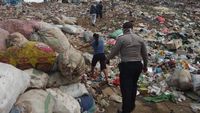 Berjibaku Mencari Pemulung yang Kena Longsor Gunung Sampah