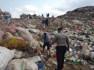 Berjibaku Mencari Pemulung yang Kena Longsor Gunung Sampah