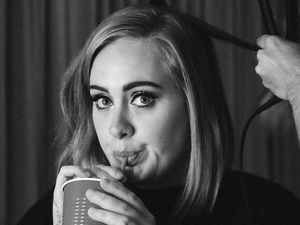 Adele dan Jennifer Lawrence Kejutkan Pengunjung Bar Gay
