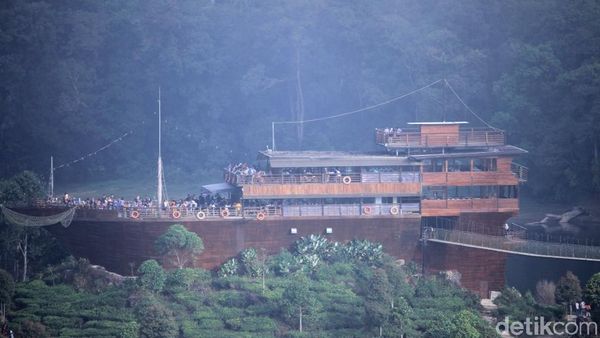 Foto: Kapal Raksasa Terdampar di Situ Patenggang