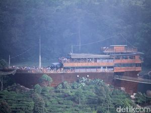 Foto: Kapal Raksasa Terdampar di Situ Patenggang