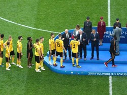 Satu persatu mereka menerima pengalungan medali dari Presiden FIFA Gianni Infantino. REUTERS/Michael Dalder.
