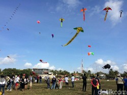 Akhir Pekan Ini Ratusan Layang-layang Hiasi Langit Pangandaran
