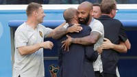 Roberto Martinez merayakan kemenangan Belgia bersama Thierry Henry. REUTERS/Henry Romero.