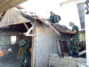 Foto: Aksi TNI Renovasi Rumah Lalu M Zohri Foto: Aksi TNI Renovasi Rumah Lalu M Zohri
