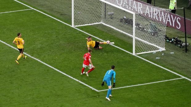 Peluang gol Eric Dier dimentahkan Toby Alderweireld.