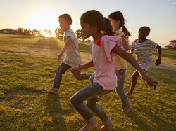 4 Manfaat Anak Bermain di Luar Rumah