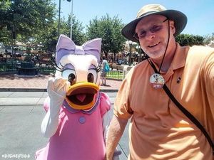 Fans Disney Sejati, Pria Ini Pergi ke Disneyland Setiap Hari dalam 5 Tahun