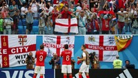Harry Kane, Harry Maguire dan Jordan Henderson menyapa suporter Inggris seusai pertandingan. REUTERS/Sergio Perez.