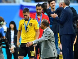 Eden Hazard cs menerima medali. REUTERS/Dylan Martinez.
