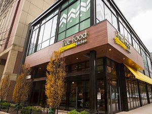 Oprah Dukung Resto True Food Kitchen dengan Menu Sehat