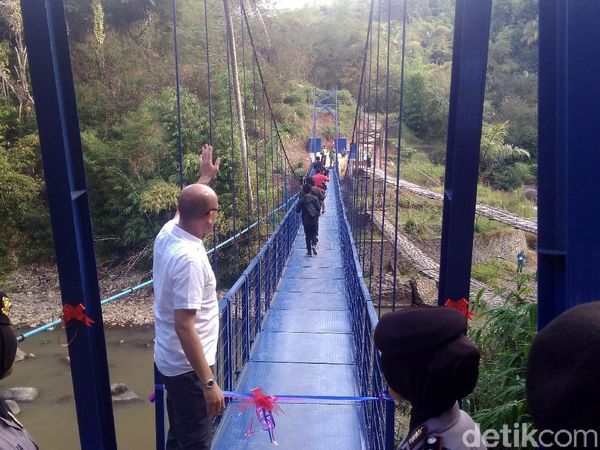 Menlu Retno Resmikan Jembatan Diplomasi di Garut