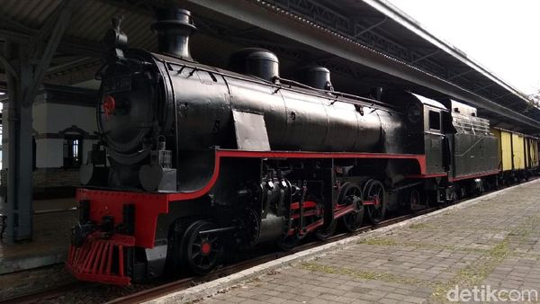 Foto: Sensasi Naik Kereta Api Bergerigi, Sewanya Rp 15 Juta