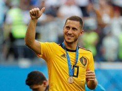 Penghargaan Silver Ball (pemain terbaik kedua) diraih oleh Eden Hazard. (REUTERS/Toru Hanai)