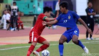 Garuda Muda lebih banyak tertekan di babak pertama. Thailand lebih dulu mendikte Indonesia dengan permainan umpan-umpan pendeknya. Indonesia sesekali menekan lewat serangan balik. Peluang emas didapat pada menit ke-25 lewat tembakan Syahrian Abimanyu, namun bola masih sedikit melenceng dari target.