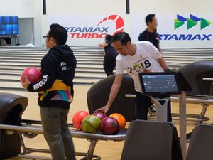 Jokowi dan Cak Imin Main Bowling Bareng di Jakabaring