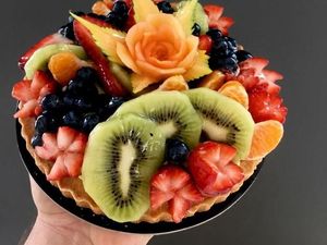 Ini 10 Kreasi Pemahat Buah yang Jago Hias Cake Jadi Makin Cantik!