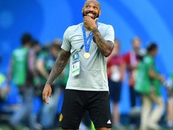 Thierry Henry ikut kebagian medali. REUTERS/Dylan Martinez.