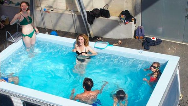 Saat Mobil Menjadi Kandang Ayam dan Kolam Renang