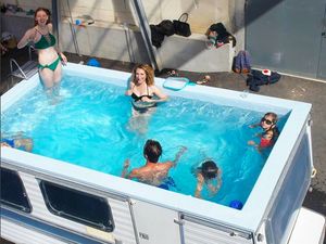 Saat Mobil Menjadi Kandang Ayam dan Kolam Renang