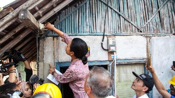 Aksi Rini Pasang Lampu Rumah Warga di Serang