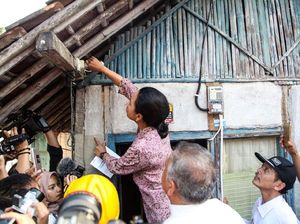 Aksi Rini Pasang Lampu Rumah Warga di Serang