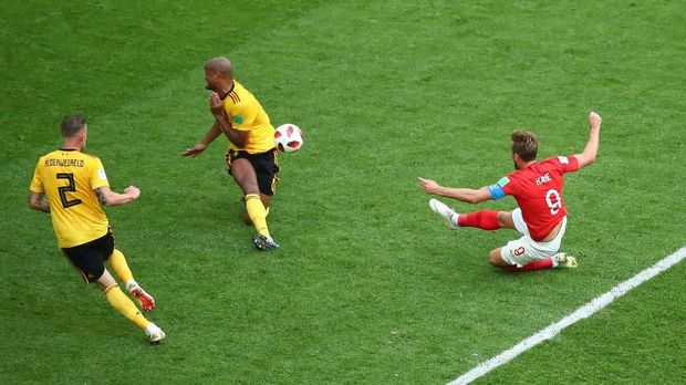 Harry Kane (kanan) belum bisa berbuat banyak untuk Inggris di babak pertama.