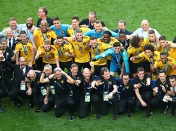 Para pemain Belgia memamerkan medali mereka. REUTERS/Michael Dalder.