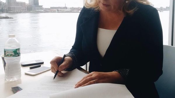 10 Gaya Cantik dan Elegan Kolinda Grabar, Presiden Kroasia yang Suka Makan