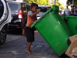 Viral Bocah Bali Minum dari Tong Sampah, Ini Cerita di Baliknya