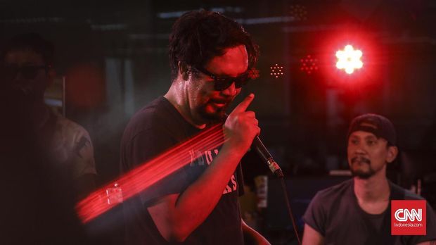 Selain kesibukan menjadi perupa dan desainer, proses kreatif yang harus berkesinambungan menjadi kendala Sir Dandy dalam membuat album solo kedua.