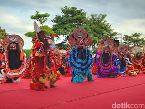 Wow, 3.000 Penari Topeng Barong Tampil Apik Pukau Warga Kediri