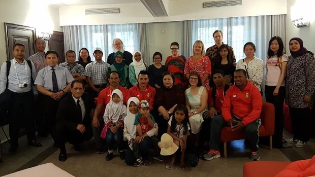 Delegasi Indonesia dalam Kejuaraan Dunia Atletik U-20, bersilaturahmi dengan tim Asosiasi Persahabatan Indonesia-Finlandia di Tampere, Helsinki, Jumat (13/7).