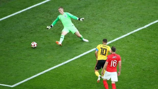 Eden Hazard sukses mengecoh Jordan Pickford untuk membobol gawang Inggris.