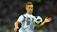 Joshua Kimmich gagal meningkatkan reputasinya di Rusia. Kegagalannya terlihat saat terlambat bertahan dalam kekalahan 0-1 dari Meksiko, yang membuat Hirving Lozano berulang kali memanfaatkan ruang yang dia tinggalkan. Foto: Dylan Martinez/Reuters