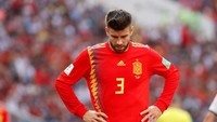 Gerard Pique punya dua andil dalam kebobolannya Spanyol di Piala Dunia 2018. Pertama, pelanggarannya kepada Cristiano Ronaldo, yang menjadi gol dari tendangan bebas. Kedua, melakukan handball hingga Rusia mendapat hadiah penalti. (Foto: Christian Hartmann/Reuters)