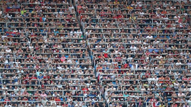 Penonton yang menyaksikan laga Belgia vs Inggris. 