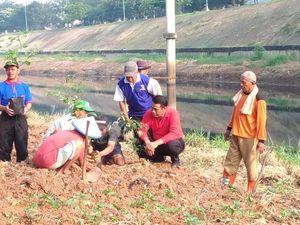 Blusukan ke BKT, Mentan Tanam Cabai di Lahan Tidur