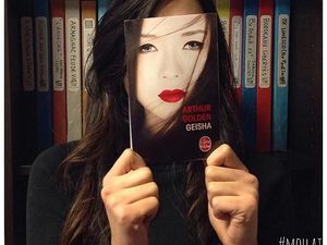 Selfie Kreatif Pakai Sampul Buku? Bisa