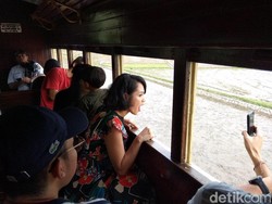 Serunya Lihat Andien dan Kawa Nikmati Naik Kereta Uap
