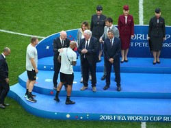 Henry adalah asisten pelatih Belgia. REUTERS/Michael Dalder.