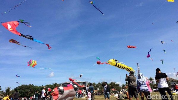 Cantik! Ratusan Layang-layang Hiasi Langit Pangandaran