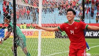 Kerja keras Indonesia berbuah hasil di menit ke-35. Feby Eka Putra melesakkan gol setelah menusuk ke kotak penalti Thailand dari sisi kiri. Tak ada gol tambahan hingga turun minum. Indonesia memimpin 1-0.