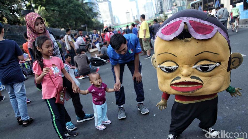 Aksi Badut Cilik Hibur Pengunjung CFD Aksi Badut Cilik Hibur Pengunjung CFD