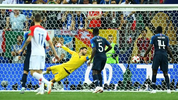 Hugo Lloris berhasil menyelamatkan gawang Prancis.