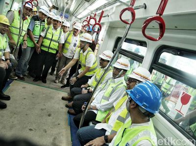Wuss, Menhub Jajal LRT Jakarta Sebelum Diresmikan